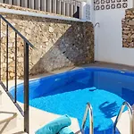 Coastalgem: 2br Pool And View