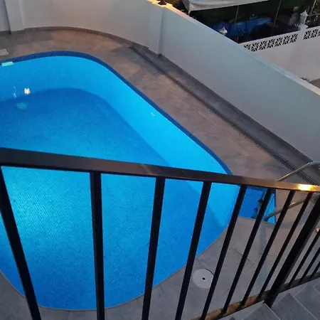בית נופש Coastalgem: 2br Pool And View