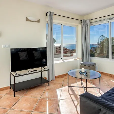 בית נופש Coastalgem: 2br Pool And View